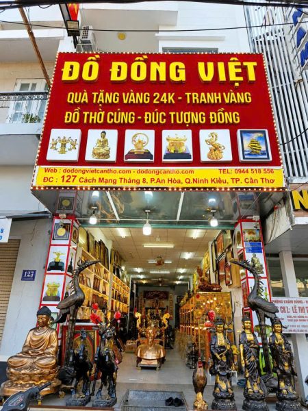 Dát vàng Tam Bảo Chùa Thanh Nhàn Hà Nội với kỹ thuật thủ công tinh xảo, mang đến vẻ đẹp trang nghiêm và bền vững. Đồ Đồng Việt Cần Thơ chuyên thi công dát vàng công trình tâm linh, tượng thờ, hoành phi, câu đối và đồ đồng mỹ nghệ.